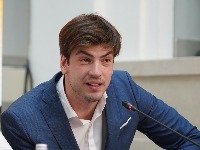 "Moja sestra nije osoba sa posebnim potrebama": Naš glumac rano izgubio oca, pa preuzeo brigu o njoj 