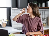 Kako čaša tople vode na prazan stomak utiče na organizam? Lekar sve objašnjava 