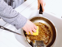 Kako očistiti zagoreli tiganj uz pomoć sastojaka koje svi imate u kuhinji: Biće kao nov