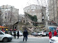 Urušio se objekat, pala i skela - vatrogasci pretražuju ruševine: Prvi snimak drame u centru Beograda (VIDEO)