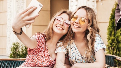 Oteli su me kao bebu u porodilištu, 17 godina kasnije našla sam svoju porodicu zahvaljujući selfiju: Neverovatna sudbina 