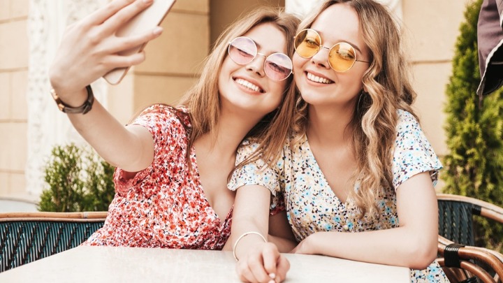 Oteli su me kao bebu u porodilištu, 17 godina kasnije našla sam svoju porodicu zahvaljujući selfiju: Neverovatna sudbina 