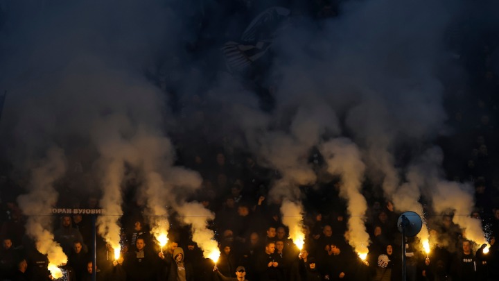 HAOS posle utakmice: Navijači Partizana POLOMILI prozore na sudijskoj svlačionici