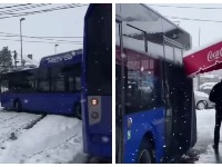 Gradski autobus u Borči proklizao s puta - zakačio kiosk (VIDEO)