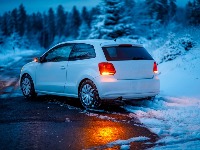 Zimska vožnja: Kako održati kontrolu i izbeći nezgode na klizavom putu