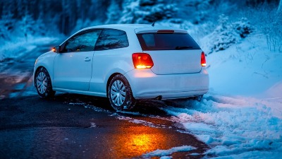 Zimska vožnja: Kako održati kontrolu i izbeći nezgode na klizavom putu