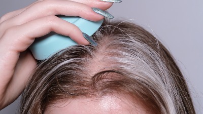 Moćna tajna frizera protiv sede kose je zapravo trik NAŠIH BAKA (VIDEO) 