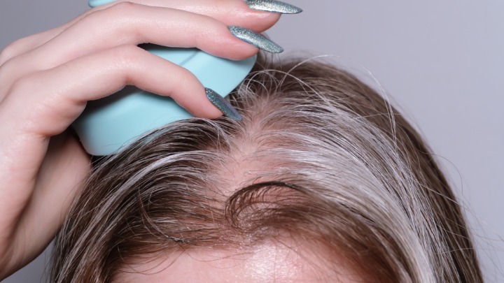 Moćna tajna frizera protiv sede kose je zapravo trik NAŠIH BAKA (VIDEO) 