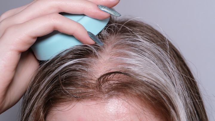 Može li seda kosa ponovo da potamni? Stručnjaci otkrili šta je mit, a šta istina