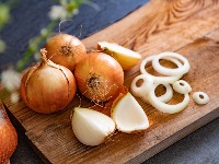 Na Badnje veče glavicu crnog luka isecite na 12 delova i ostavite da prenoći: Prema starom običaju na Božić stiže VAŽNA VEST