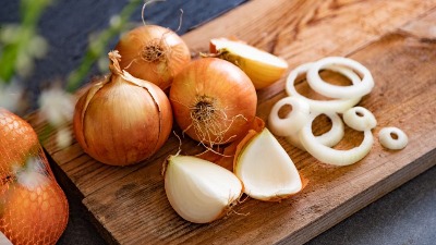 Na Badnje veče glavicu crnog luka isecite na 12 delova i ostavite da prenoći: Prema starom običaju na Božić stiže VAŽNA VEST
