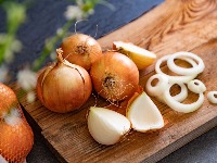 Ovako se pravilno dinsta luk bez ijednog mirisa u kući