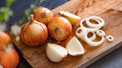 Ovako se pravilno dinsta luk bez ijednog mirisa u kući