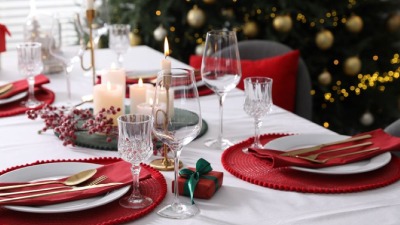 Stavite JEDAN predmet ispod stolnjaka za Badnje veče i novac će vam se slivati u novčanike cele godine 