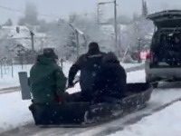 "Živeće ovaj narod": Čamac, gajba piva i vožnja po ulici (VIDEO)