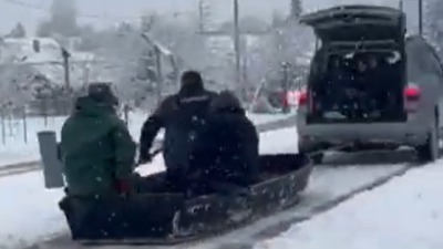 "Živeće ovaj narod": Čamac, gajba piva i vožnja po ulici (VIDEO)