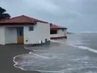 Katastrofa na Adi Bojani: More odnosi kućice (VIDEO)