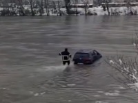 Vatrogasac ne da Golfa: Ušao u nabujalu Drinu i izvukao vozilo (VIDEO)
