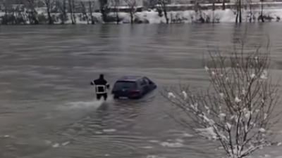 Vatrogasac ne da Golfa: Ušao u nabujalu Drinu i izvukao vozilo (VIDEO)