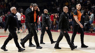 SKANDAL Delije gađale sudije čime su stigli (VIDEO)