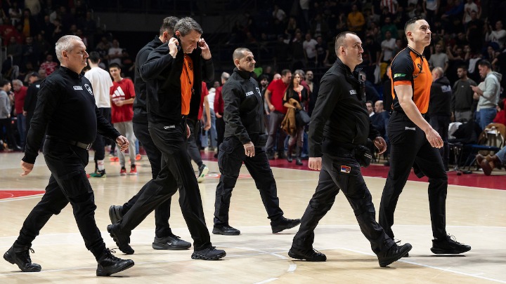 SKANDAL Delije gađale sudije čime su stigli (VIDEO)