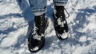 Deluje čudno, ali radi: Sve više ljudi koristi ovaj trik da im se obuća manje kliza po snegu i ledu 