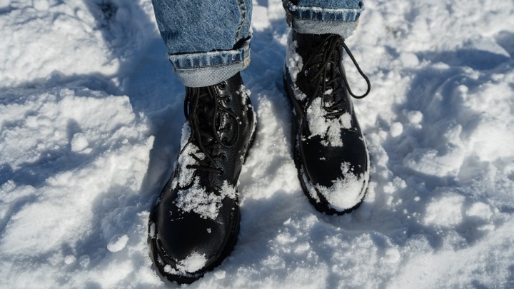 Deluje čudno, ali radi: Sve više ljudi koristi ovaj trik da im se obuća manje kliza po snegu i ledu 