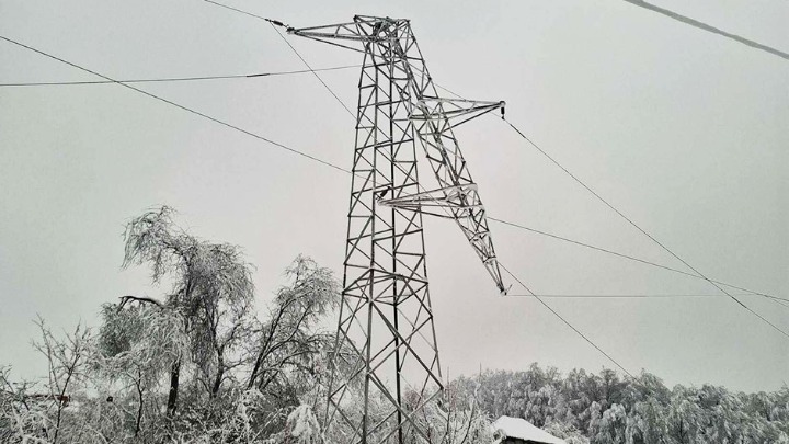 "Topim sneg, sram ih bilo, da li se njihova deca tako kupaju?": 30 domaćinstava već tri meseca bez struje i vode