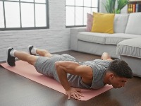 Radio je 100 sklekova dnevno godinu dana: Evo kako mu se telo transformisalo (VIDEO) 