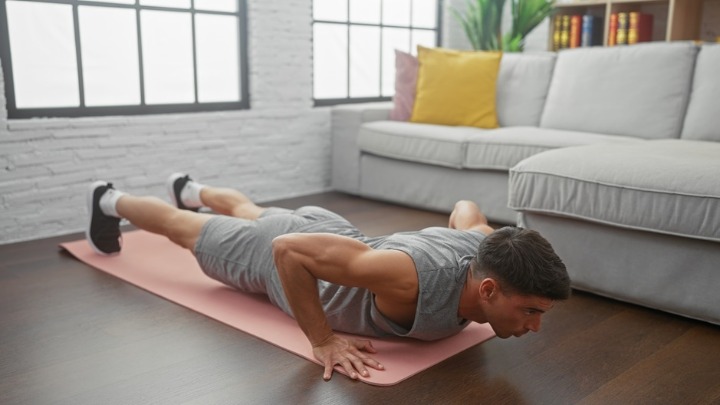 Radio je 100 sklekova dnevno godinu dana: Evo kako mu se telo transformisalo (VIDEO) 