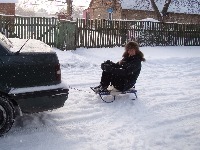 Devojke pale sa sanki koje je vukao auto, na njih naletelo drugo vozilo: One teško povređene