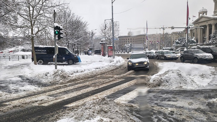 Evakuisano 20 osoba: Na "Milošu Velikom" automobili stoje, VANREDNA SITUACIJA u brojnim opštinama u Srbiji, mnogi BEZ STRUJE