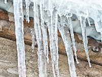 Opasnost vreba sa krovova u Pančevu! Jezivi prizori sa vrhova zgrada (FOTO)