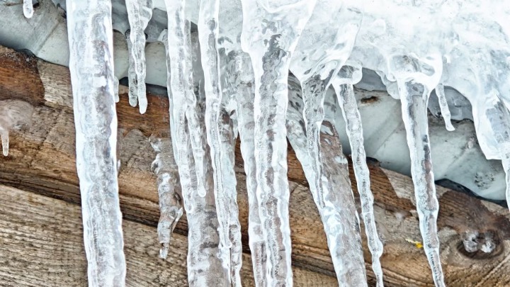 Opasnost vreba sa krovova u Pančevu! Jezivi prizori sa vrhova zgrada (FOTO)