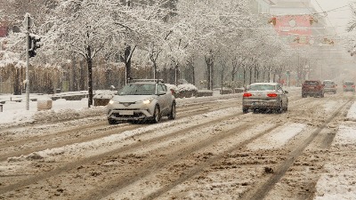 Srbija pretvorena u klizalište, UPOZORENJE ZA VOZAČE: Ovo je NAJVEĆA GREŠKA kad auto PROKLIZA - ne smete to raditi 