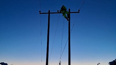 HAOS KOD VALJEVA! Bandera pala ljudima u dvorište (FOTO)