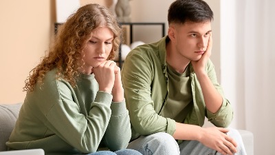 Zašto ostajemo u vezama koje ne funkcionišu: Psihologija otkriva najopasniju ljubavnu zamku