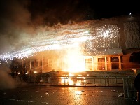 Tirana gori: Demonstranti napali zgradu vlade (FOTO)