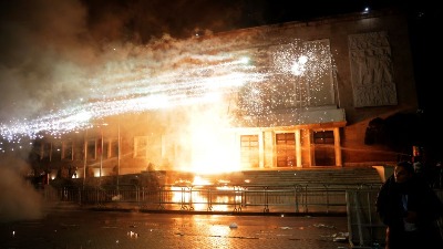 Tirana gori: Demonstranti napali zgradu vlade (FOTO)