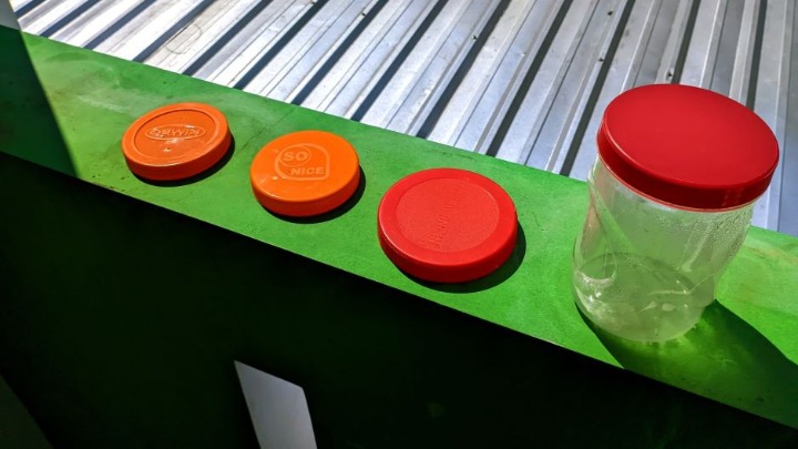 Srbi masovno kači POKLOPCE OD TEGLI NA TERASE: Kad vidite razlog, odmah ćete uraditi isto 