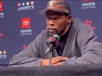 Durent pecnuo Jokića i Dončića: Pogledajte šta rade! Nije ih briga za utakmicu, valjaju se po podu... (VIDEO)