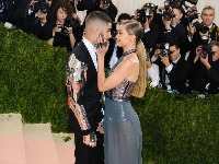 "Možda je to bila požuda, ne osećam da sam je voleo": Poznati pevač ŠOKIRAO izjavom o manekenki sa kojom ima dete 