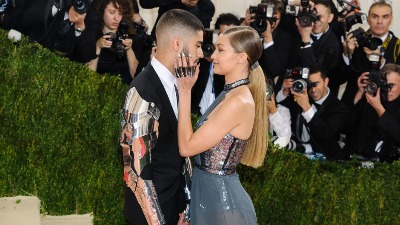 "Možda je to bila požuda, ne osećam da sam je voleo": Poznati pevač ŠOKIRAO izjavom o manekenki sa kojom ima dete 