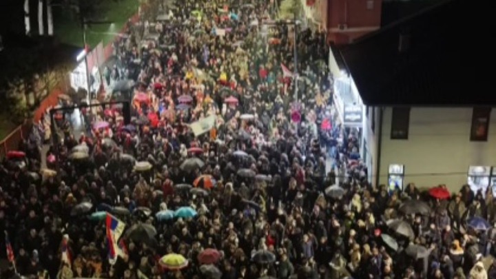 Protest u Valjevu: Pogledajte koliko je ljudi na ulicama (VIDEO)