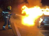 Plamen progutao auto: Dramatičan prizor nasred auto-puta (VIDEO)