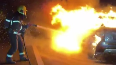 Plamen progutao auto: Dramatičan prizor nasred auto-puta (VIDEO)