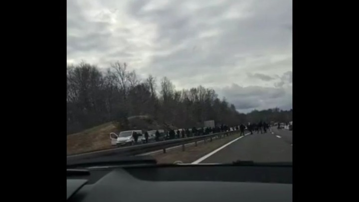 Sprečena ŽESTOKA TUČA navijača na auto-putu (VIDEO)