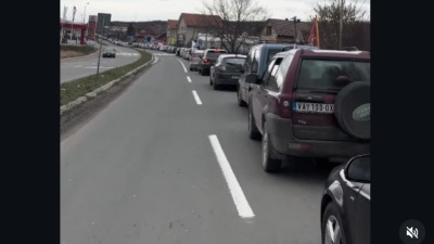 Nepregledna kolona vozila iz Kragujevca ka Orašcu (VIDEO)
