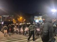 Policija sprečava Novosađane da priđu Banovini - unutra su Vučević i patrijarh (FOTO)