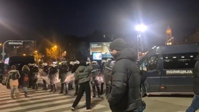 Policija sprečava Novosađane da priđu Banovini - unutra su Vučević i patrijarh (FOTO)